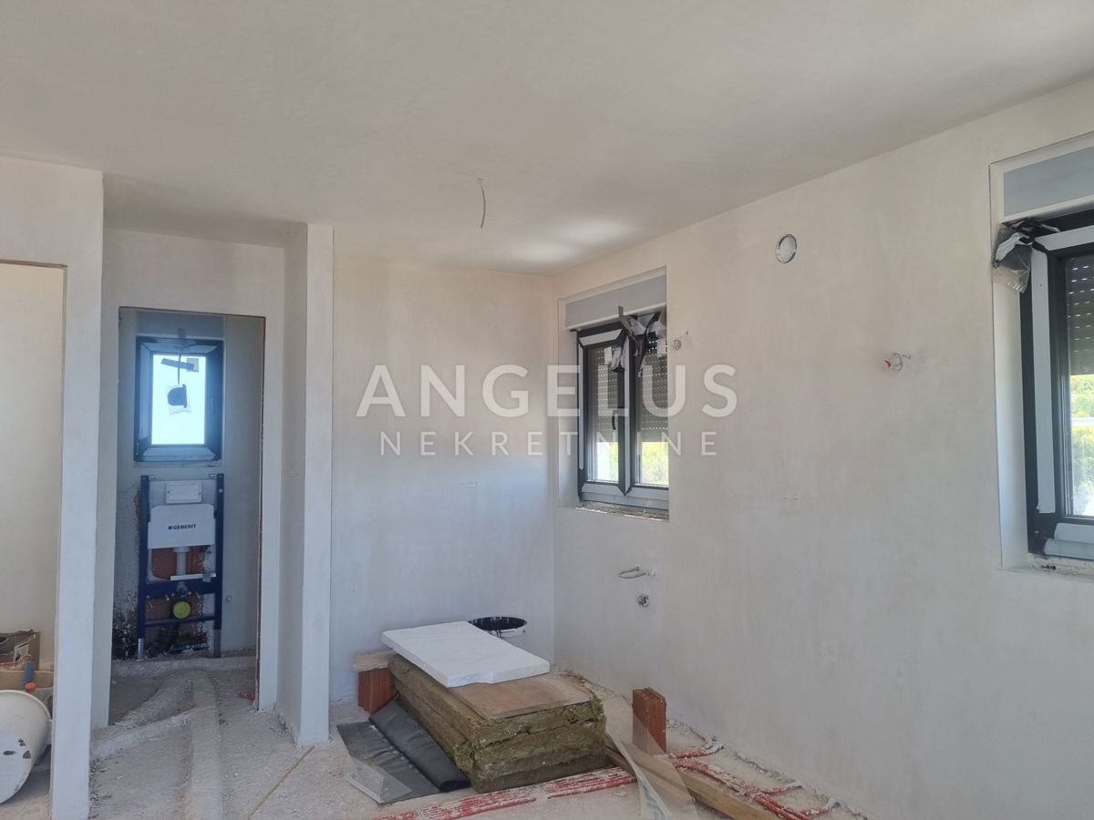 Čiovo, Trogir - dvosobno dupleks stanovanje, parking, novogradnja PRODAMO
