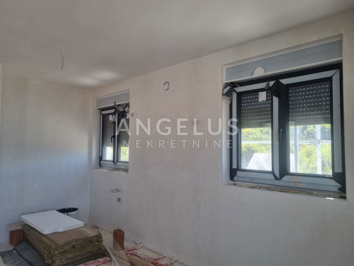 Čiovo, Trogir - dvosobno dupleks stanovanje, parking, novogradnja PRODAMO