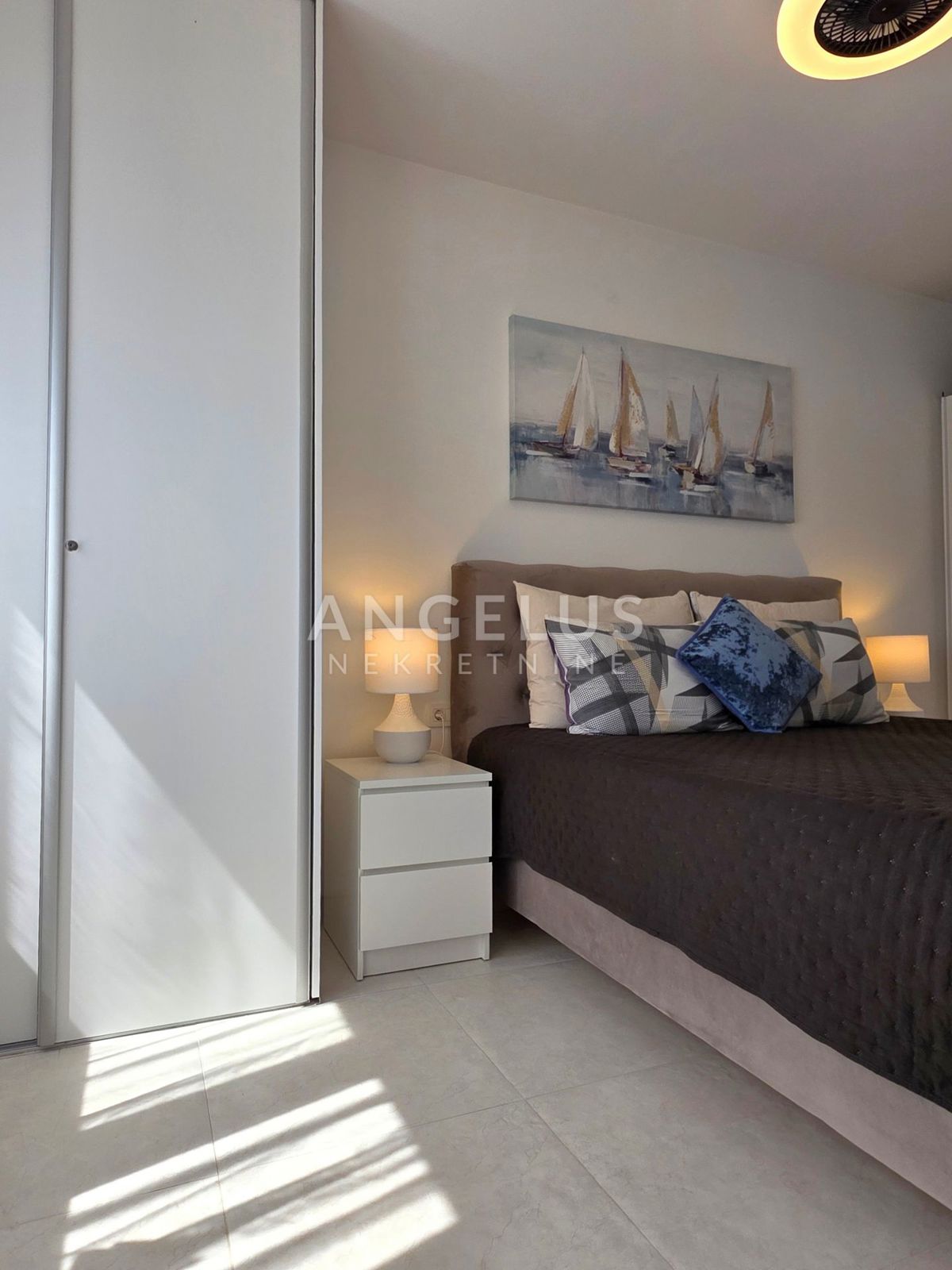 Trogir, Seget Donji - opremljeno dvosobno stanovanje, parkirišče, novogradnja PRODAMO