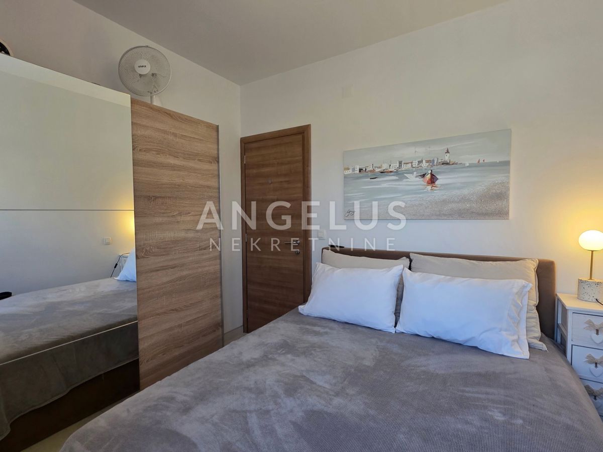 Trogir, Seget Donji - opremljeno dvosobno stanovanje, parkirišče, novogradnja PRODAMO