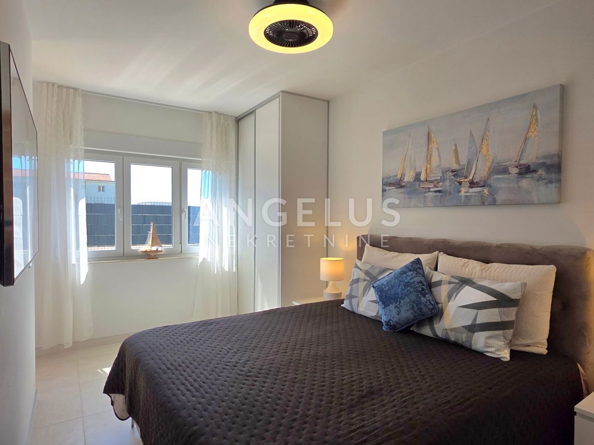 Trogir, Seget Donji - opremljeno dvosobno stanovanje, parkirišče, novogradnja PRODAMO