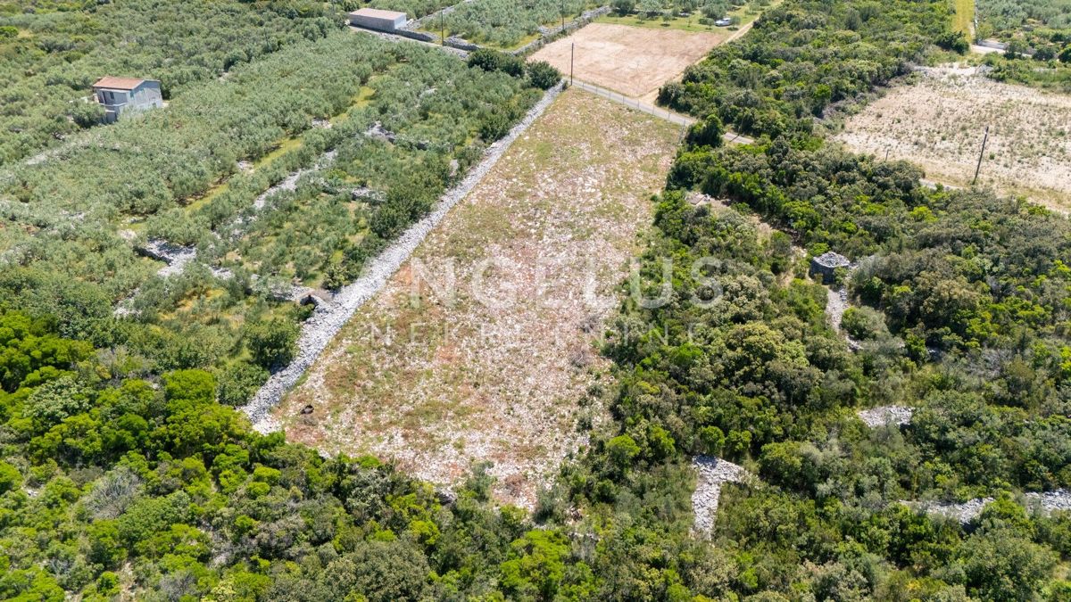 Solta, Necujam - grad. zem. v bližini morja, 1600 m2, PRODAJA