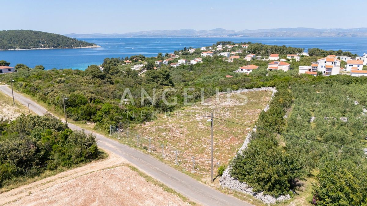 Solta, Necujam - grad. zem. v bližini morja, 1600 m2, PRODAJA