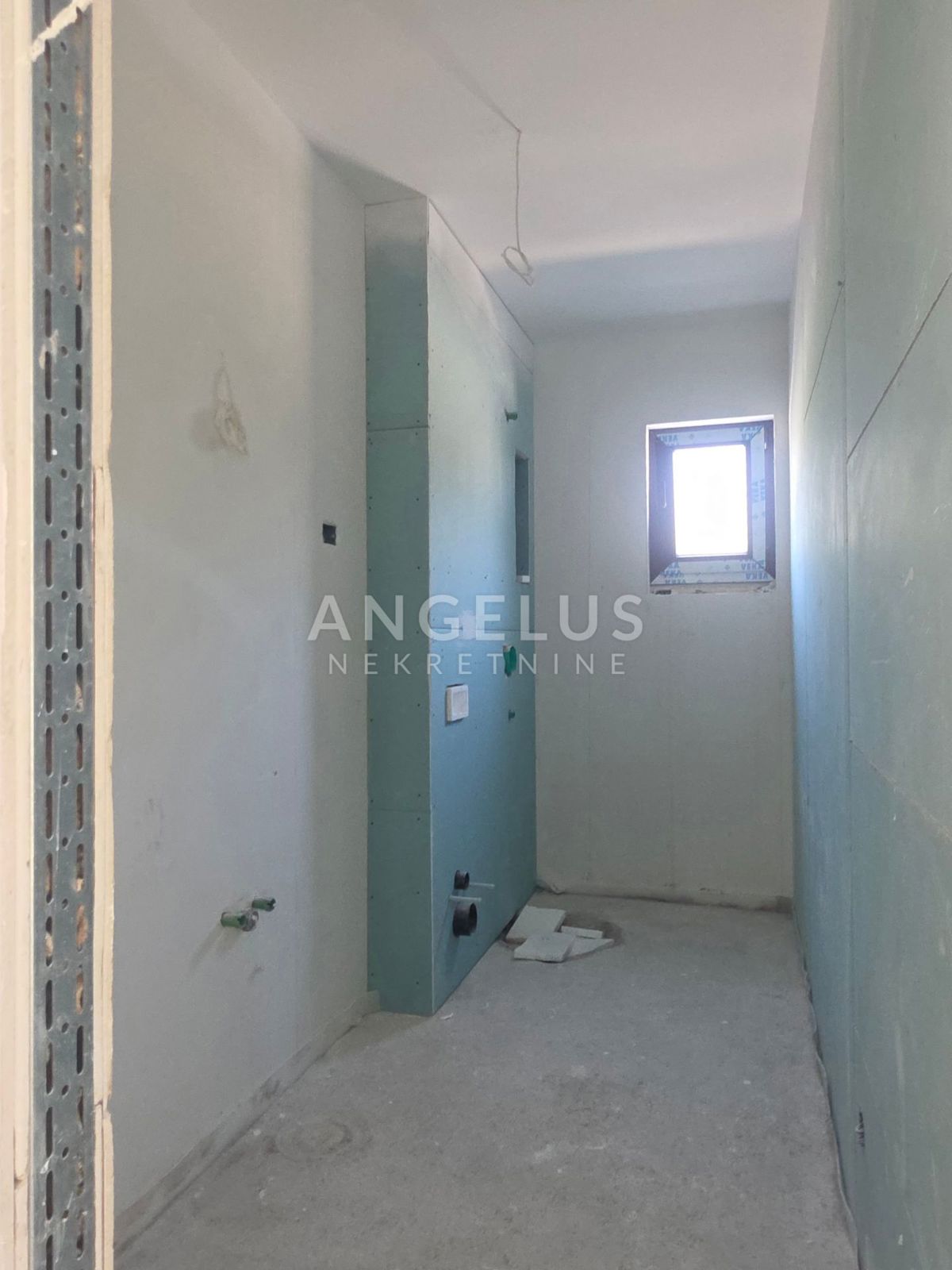 Kaštel Lukšić - NOVOZGRAJENO trosobno stanovanje, 2 parkirni mesti