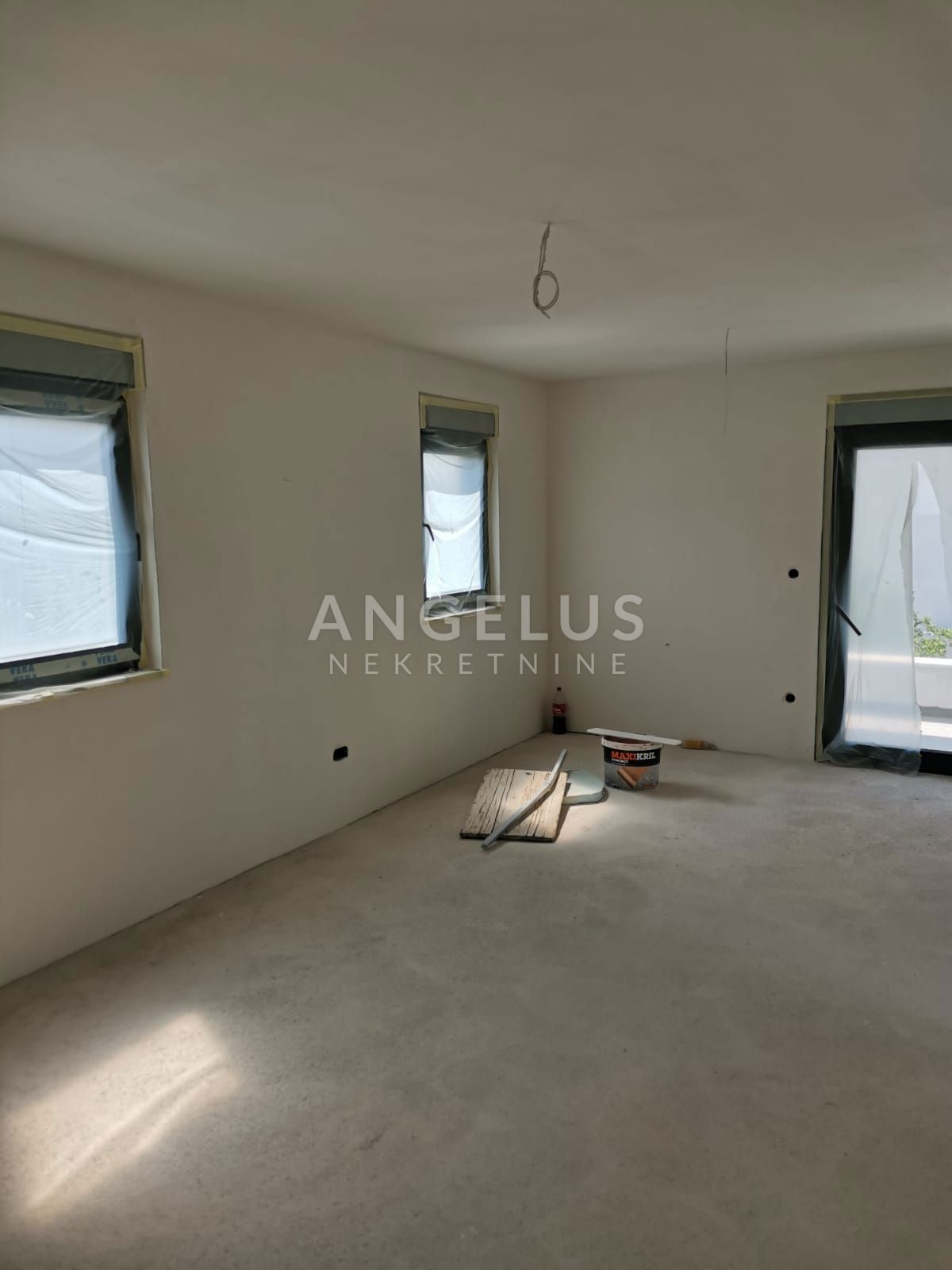 Kaštel Lukšić - NOVOZGRAJENO trosobno stanovanje, 2 parkirni mesti