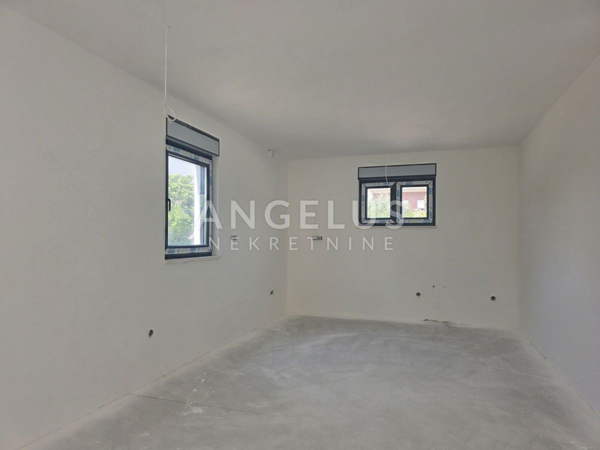 Kaštel Lukšić - NOVOZGRAJENO trosobno stanovanje, 2 parkirni mesti