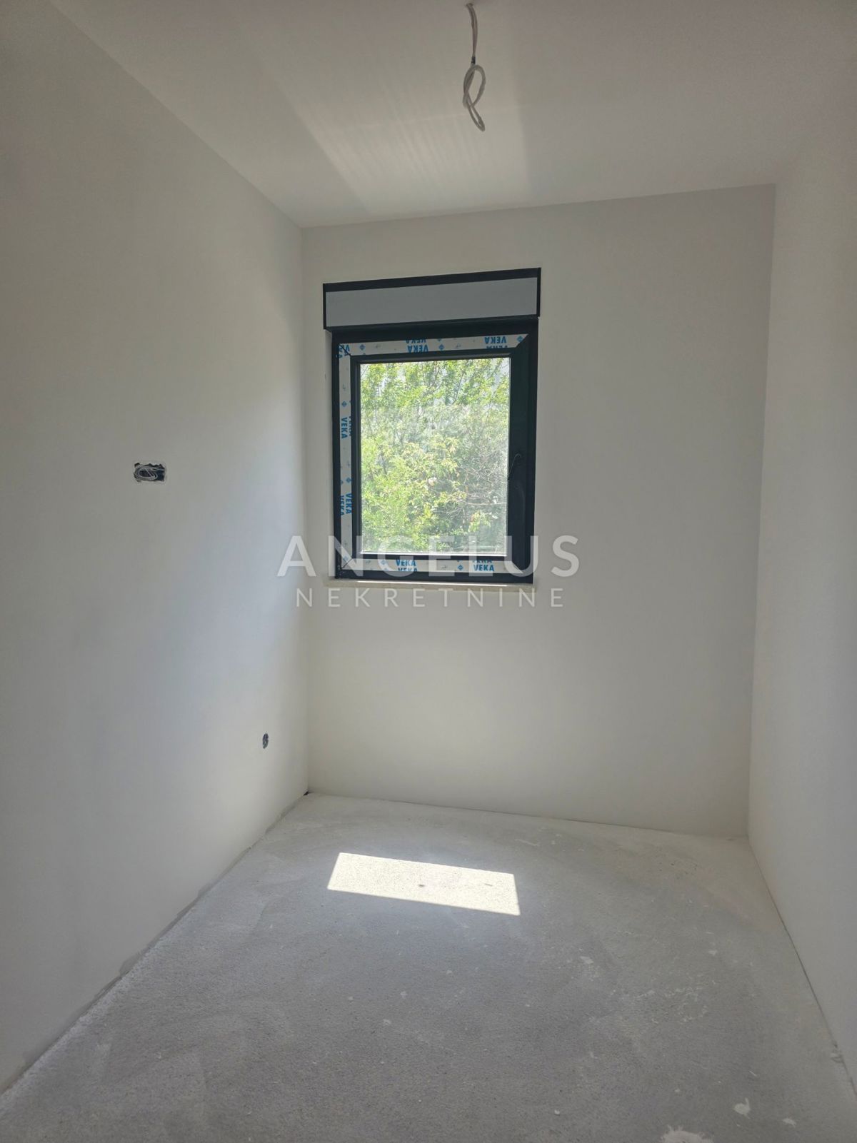 Kaštel Lukšić - NOVOZGRAJENO trosobno stanovanje, 2 parkirni mesti