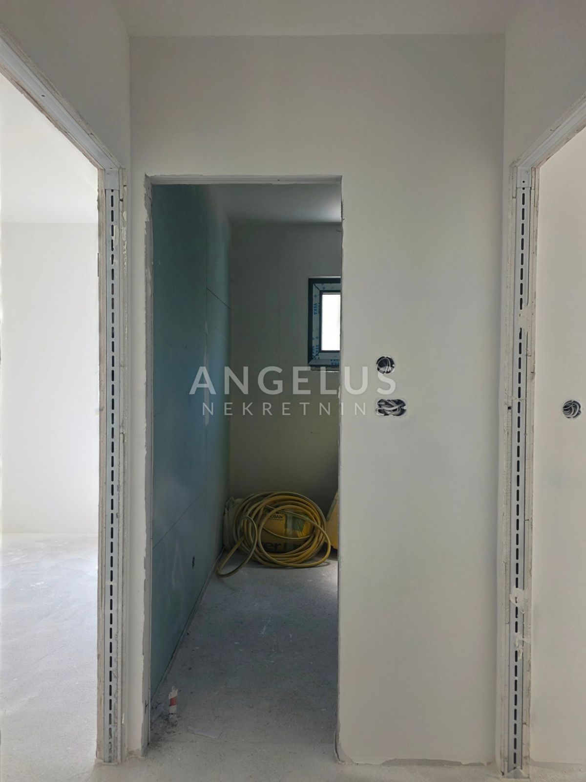 Kaštel Lukšić - NOVOZGRAJENO trosobno stanovanje, 2 parkirni mesti