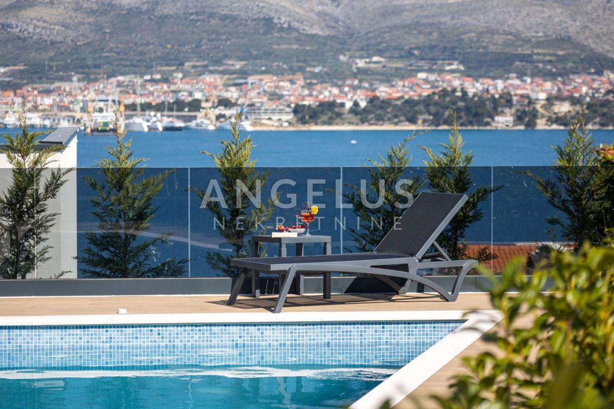 Hrvaška, Trogir, Čiovo - luksuzna vrstna VILLA z bazenom in čudovitim pogledom na morje, 282 m2 ​