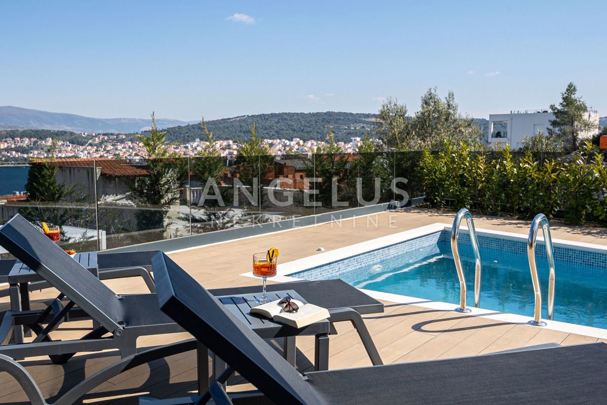 Hrvaška, Trogir, Čiovo - luksuzna vrstna VILLA z bazenom in čudovitim pogledom na morje, 282 m2 ​