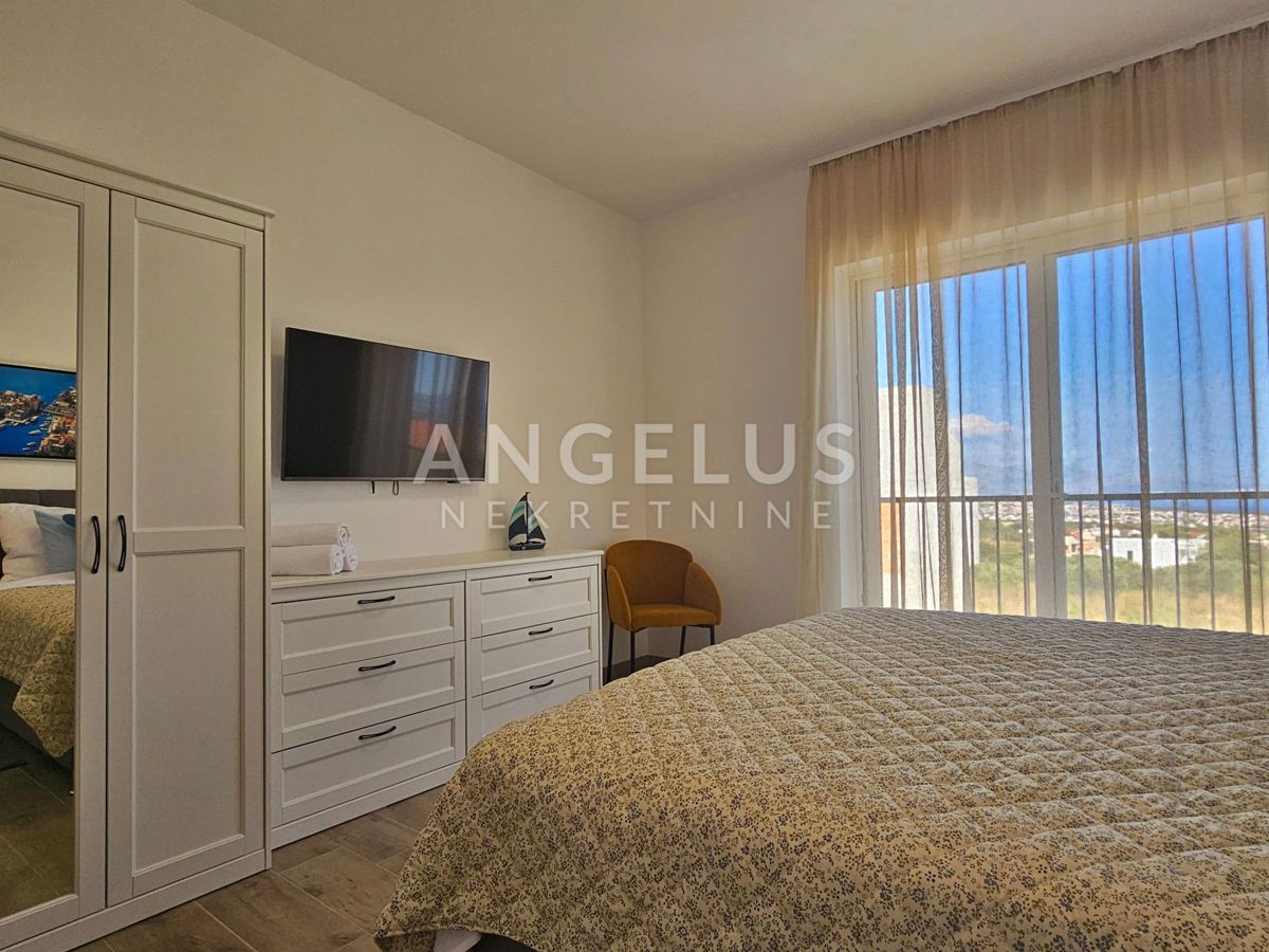 Kaštel Novi - novozgrajena mediteranska hiša z bazenom