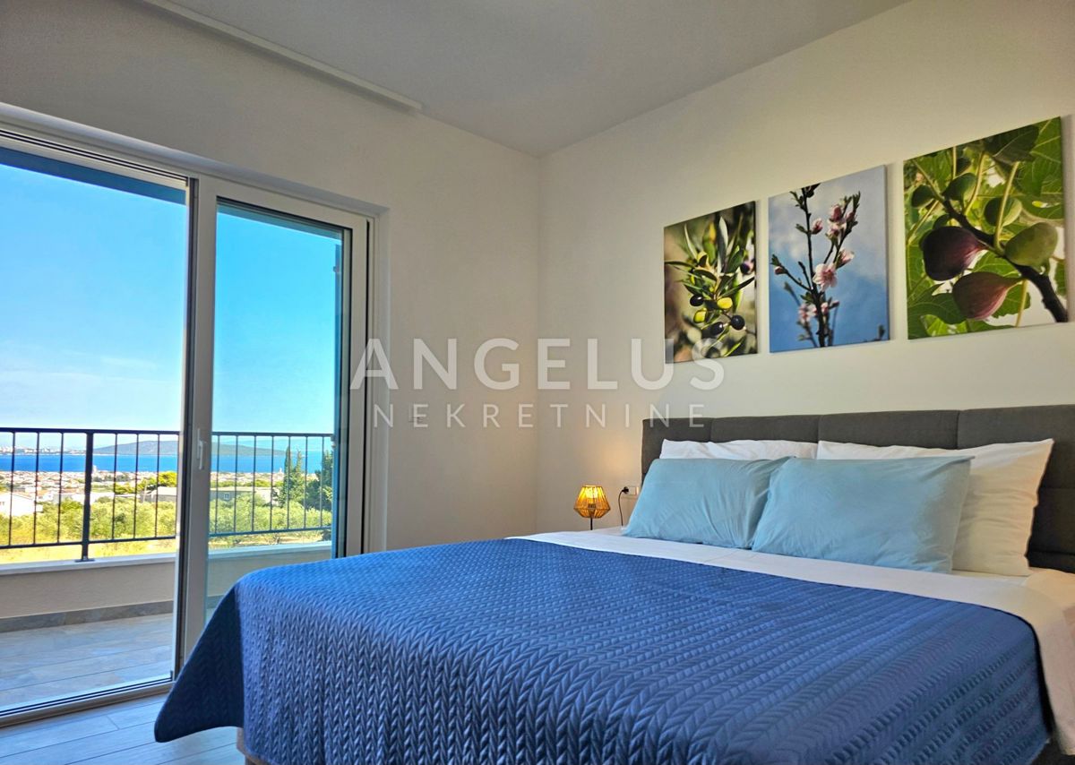 Kaštel Novi - novozgrajena mediteranska hiša z bazenom