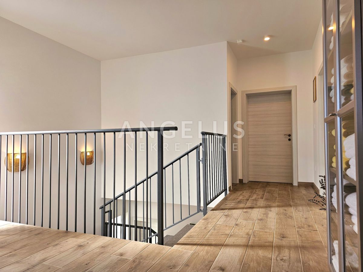 Kaštel Novi - novozgrajena mediteranska hiša z bazenom