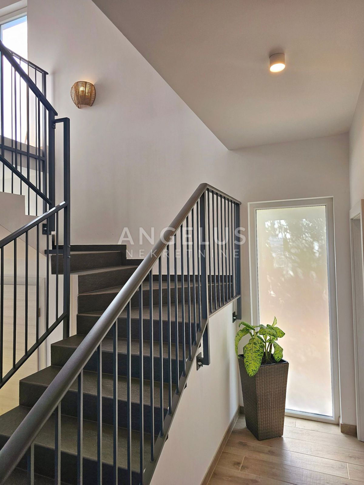 Kaštel Novi - novozgrajena mediteranska hiša z bazenom