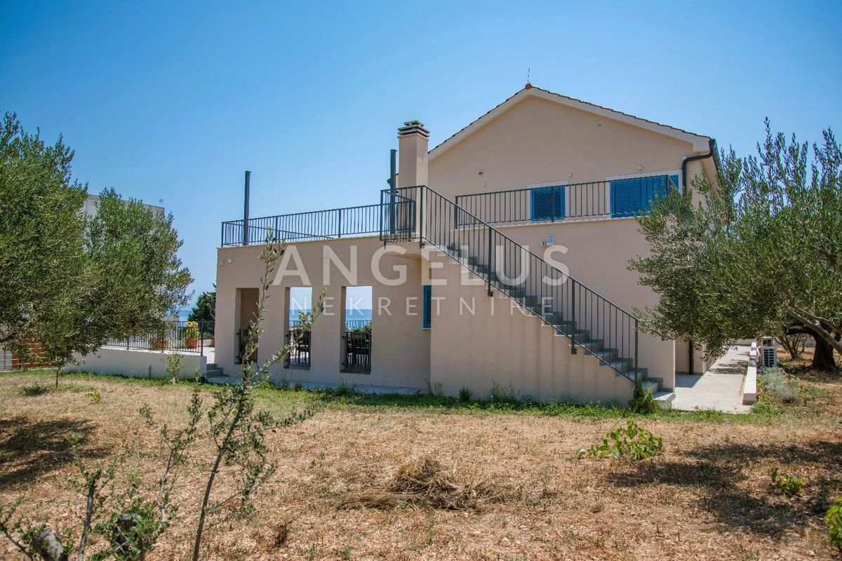 Kaštel Novi - novozgrajena mediteranska hiša z bazenom