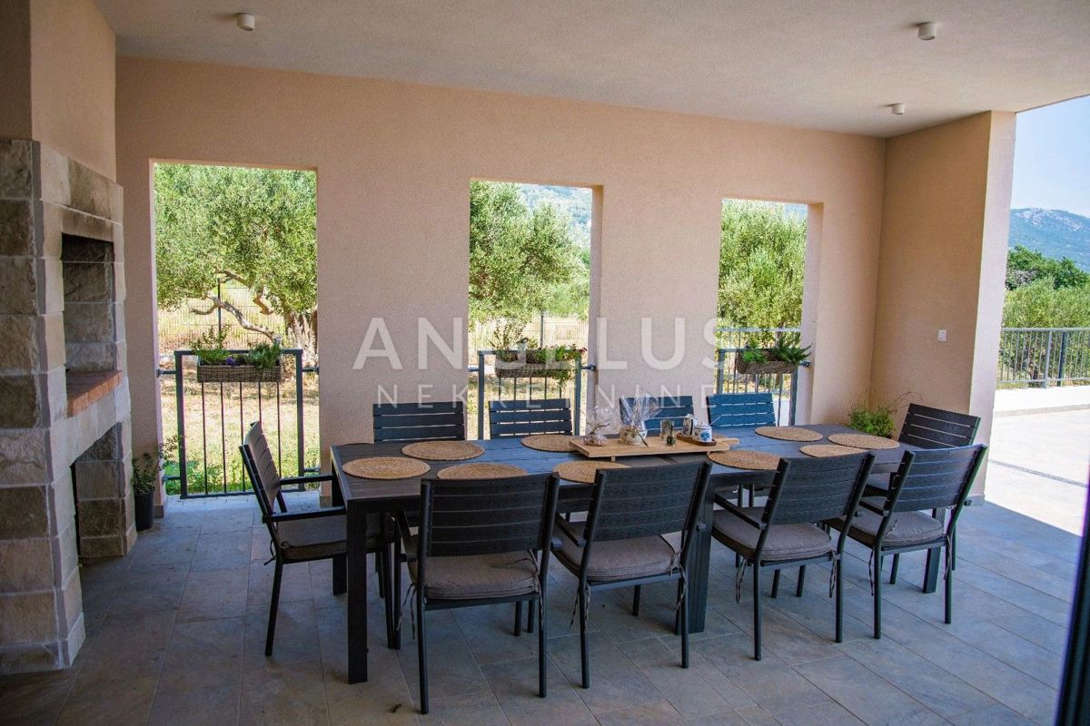 Kaštel Novi - novozgrajena mediteranska hiša z bazenom