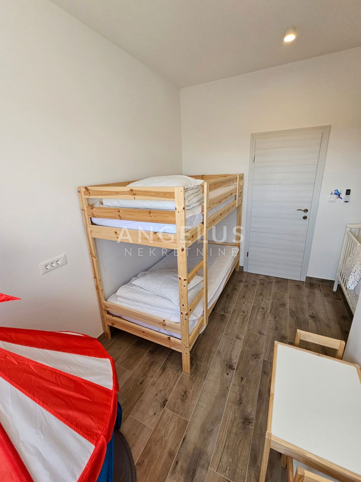 Kaštel Novi - novozgrajena mediteranska hiša z bazenom