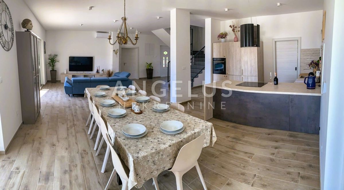 Kaštel Novi - novozgrajena mediteranska hiša z bazenom