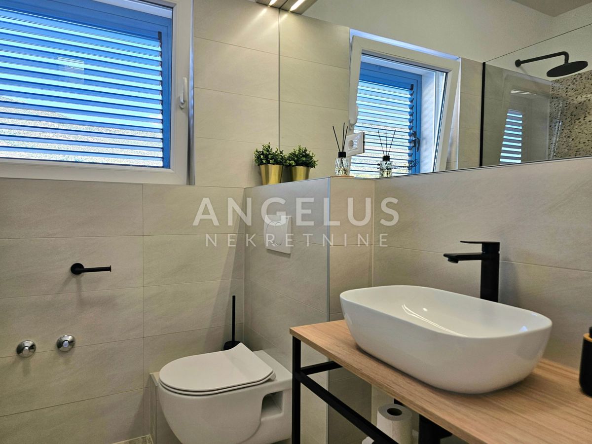 Kaštel Novi - novozgrajena mediteranska hiša z bazenom