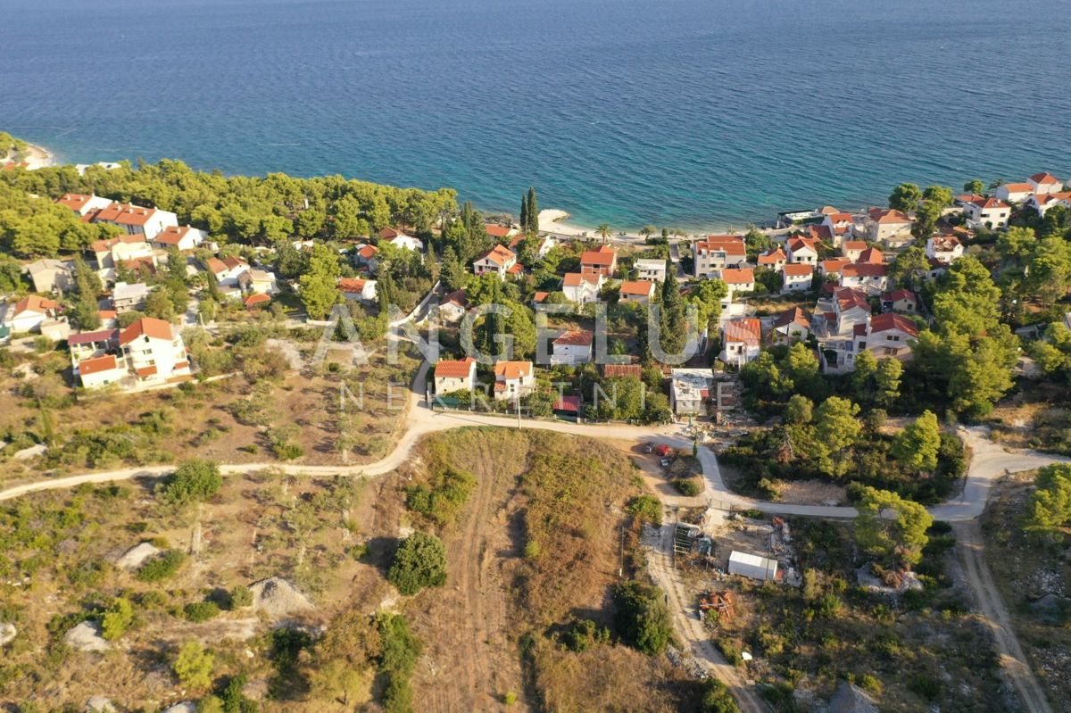 Brač, Sutivan - zemljišče z dovoljenjem v bližini morja, 600 m2, PRODAJA