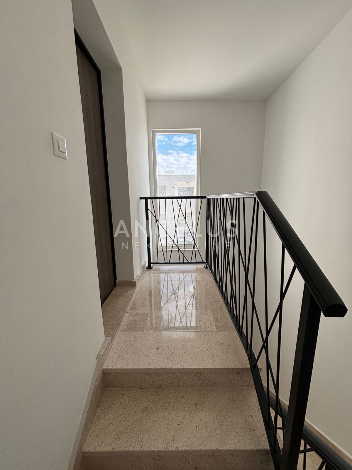 Hrvaška, Kaštel Štafilić - Moderna hiša z dvema apartmajema, NOVOGRADNJA, NAPRODAJ