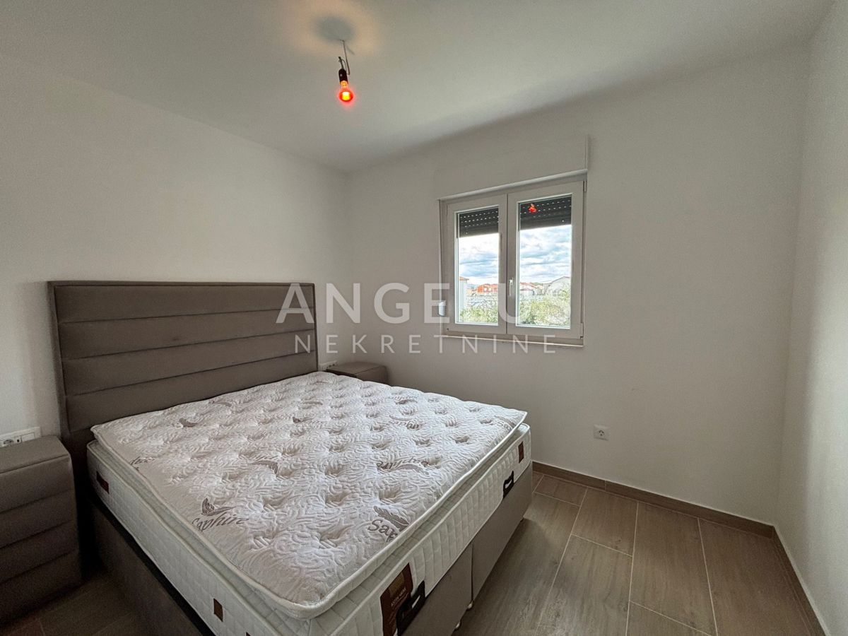 Hrvaška, Kaštel Štafilić - Moderna hiša z dvema apartmajema, NOVOGRADNJA, NAPRODAJ