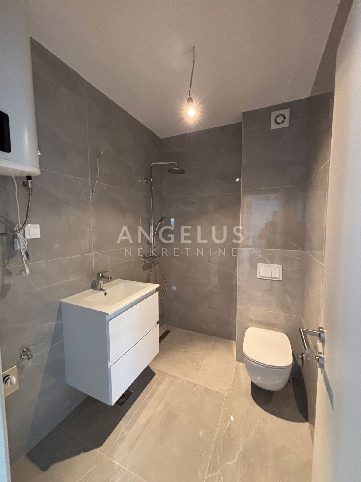 Hrvaška, Kaštel Štafilić - Moderna hiša z dvema apartmajema, NOVOGRADNJA, NAPRODAJ