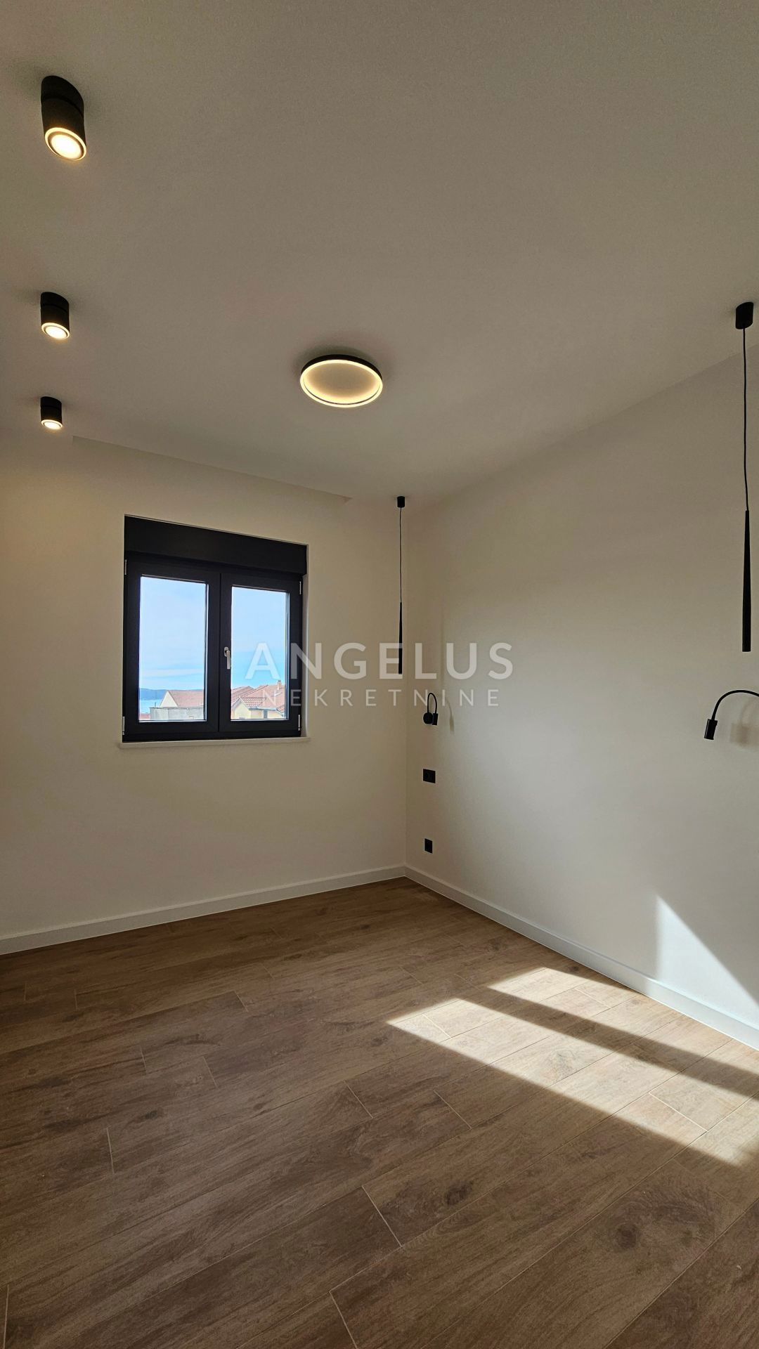 Hrvaška, Kaštel Kambelovac - penthouse, strešna terasa, 2 parkirišče PRODAMO