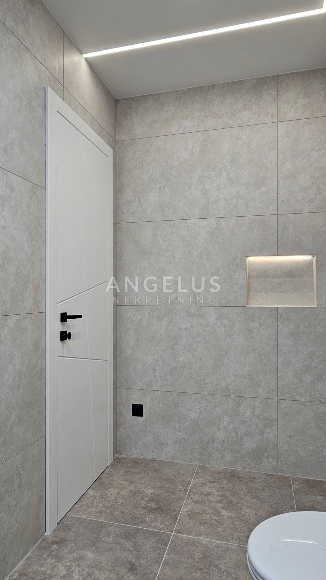 Hrvaška, Kaštel Kambelovac - penthouse, strešna terasa, 2 parkirišče PRODAMO