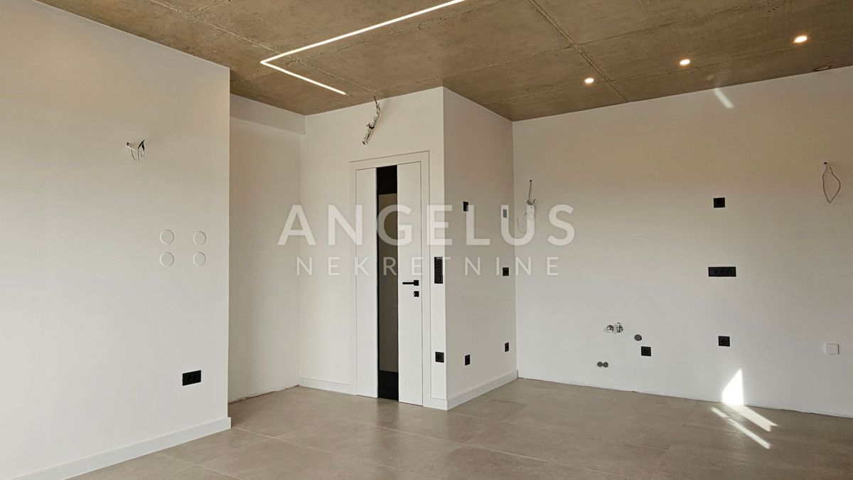 Hrvaška, Kaštel Kambelovac - penthouse, strešna terasa, 2 parkirišče PRODAMO