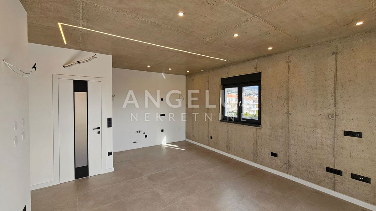 Hrvaška, Kaštel Kambelovac - penthouse, strešna terasa, 2 parkirišče PRODAMO