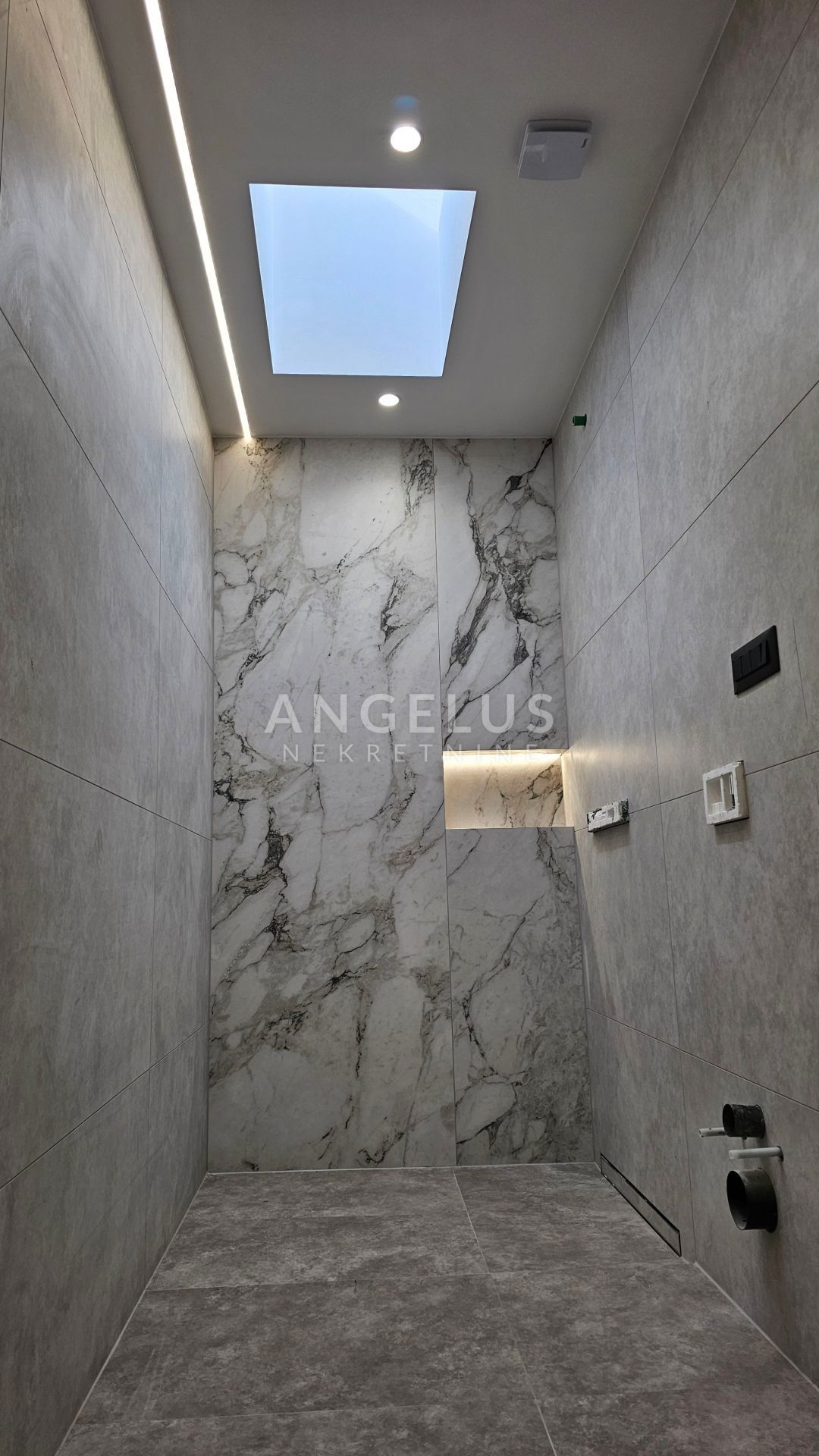 Hrvaška, Kaštel Kambelovac - penthouse, strešna terasa, 2 parkirišče PRODAMO