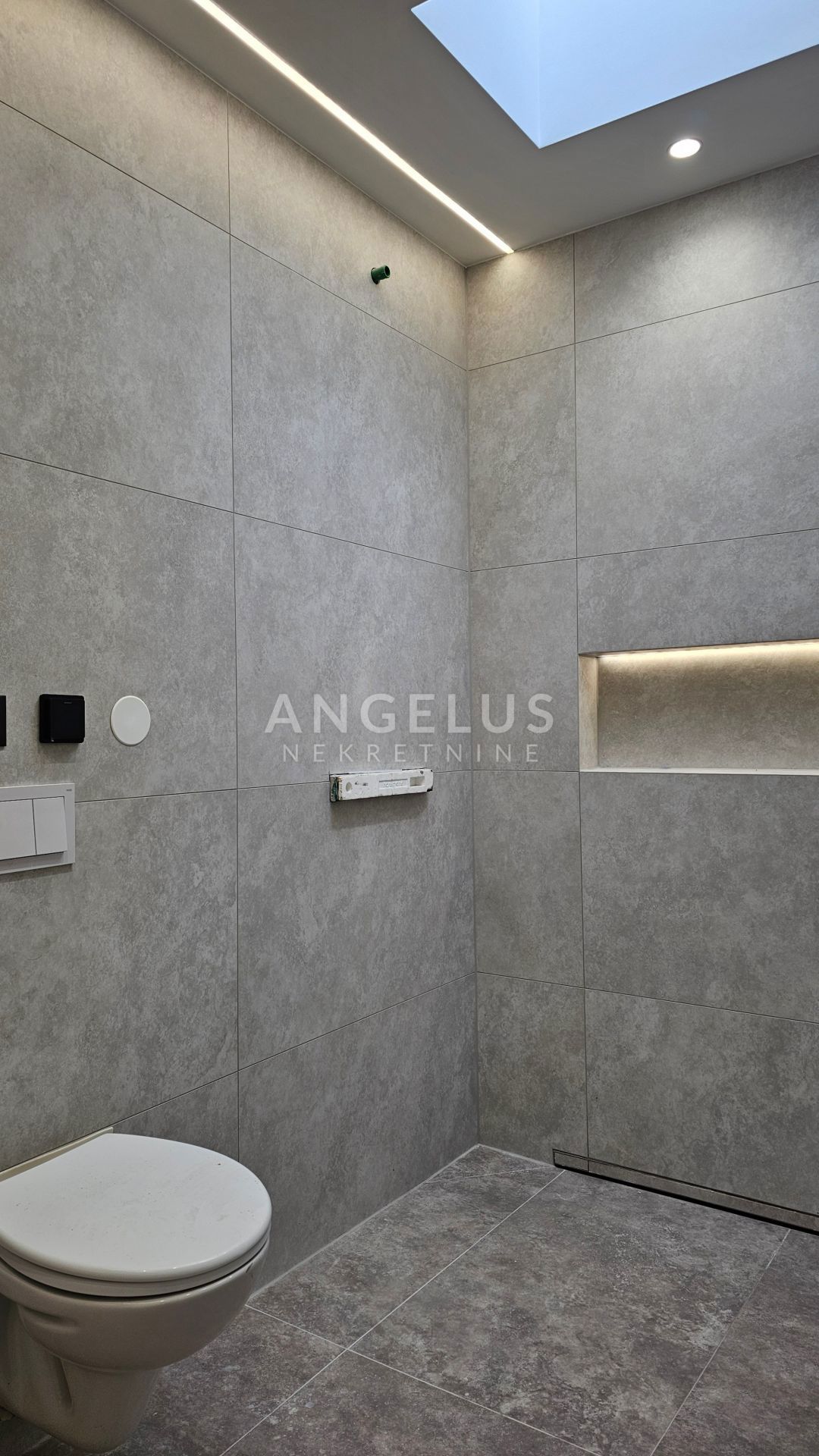 Hrvaška, Kaštel Kambelovac - penthouse, strešna terasa, 2 parkirišče PRODAMO