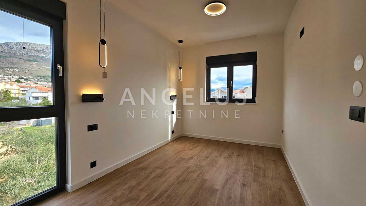 Hrvaška, Kaštel Kambelovac - penthouse, strešna terasa, 2 parkirišče PRODAMO