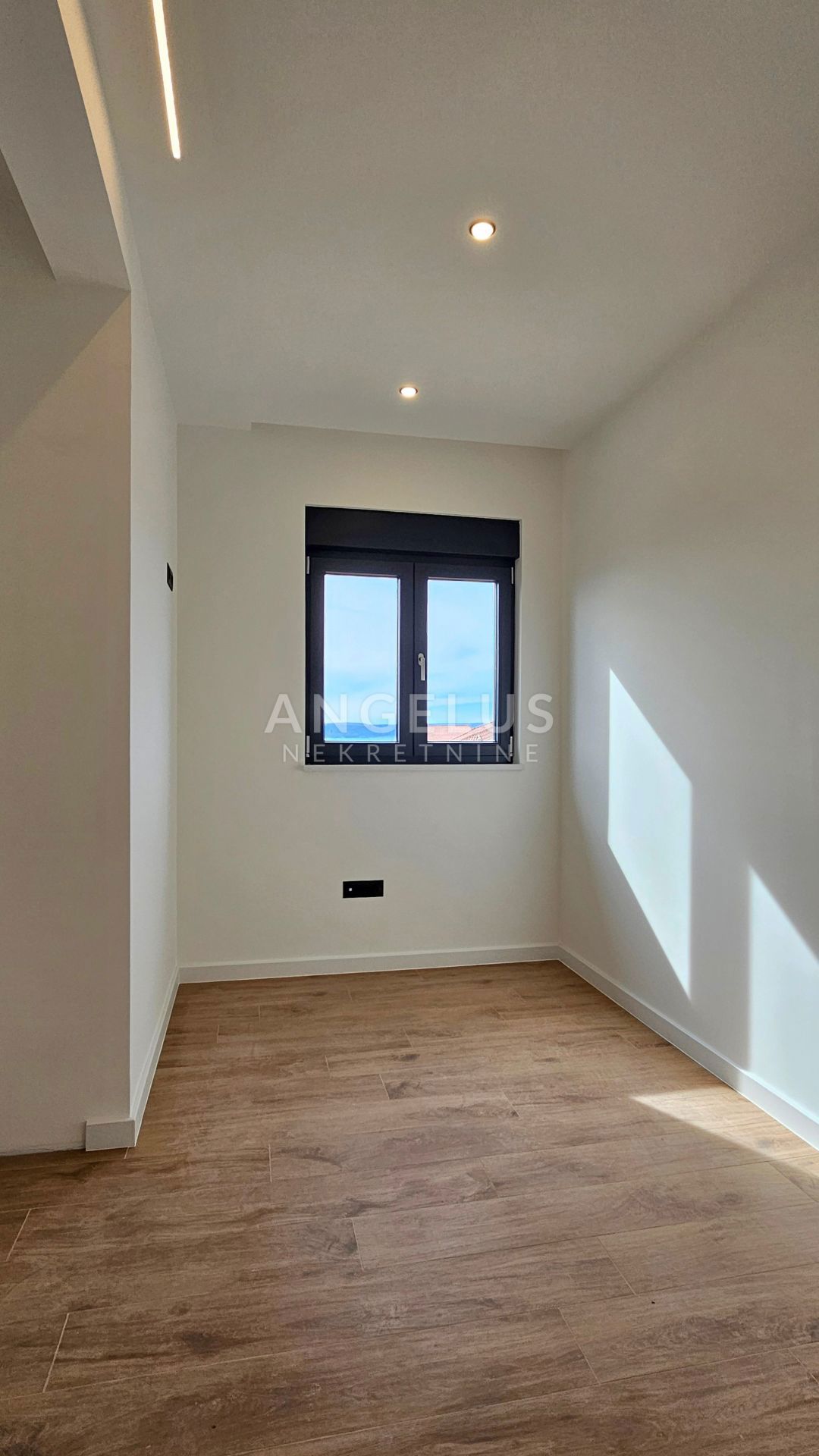 Hrvaška, Kaštel Kambelovac - penthouse, strešna terasa, 2 parkirišče PRODAMO