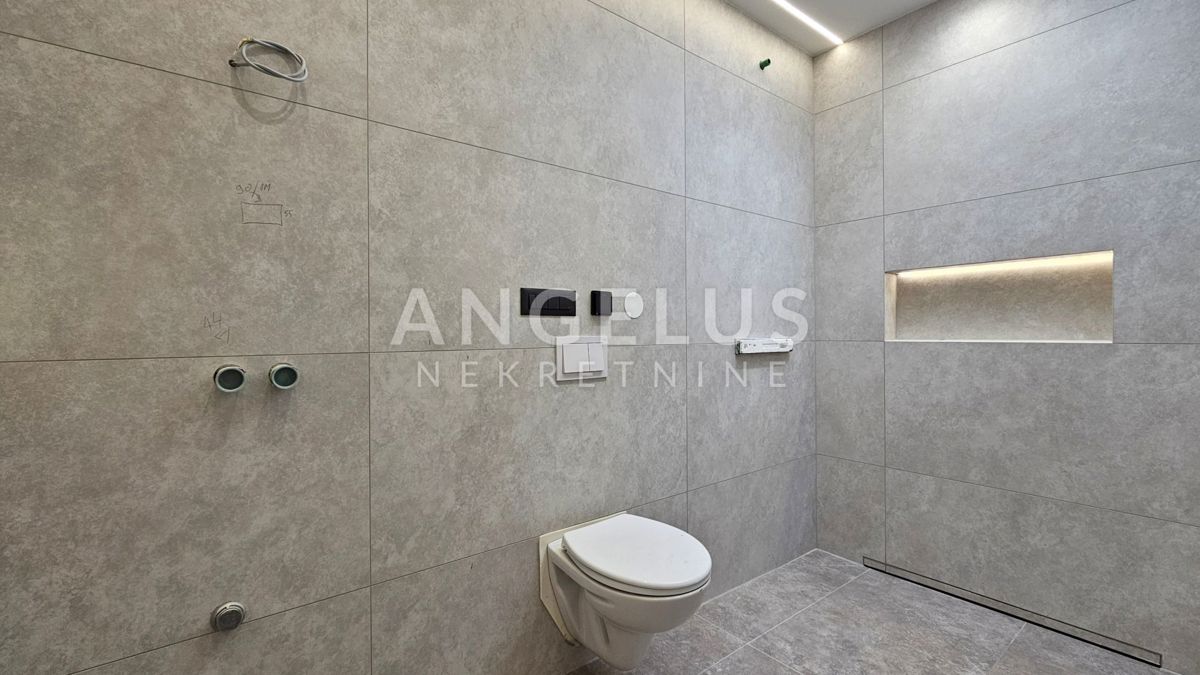 Hrvaška, Kaštel Kambelovac - penthouse, strešna terasa, 2 parkirišče PRODAMO