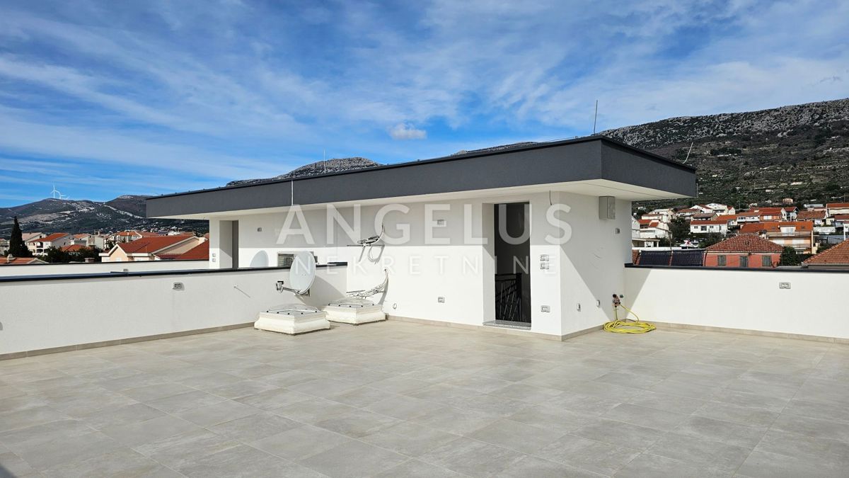 Hrvaška, Kaštel Kambelovac - penthouse, strešna terasa, 2 parkirišče PRODAMO