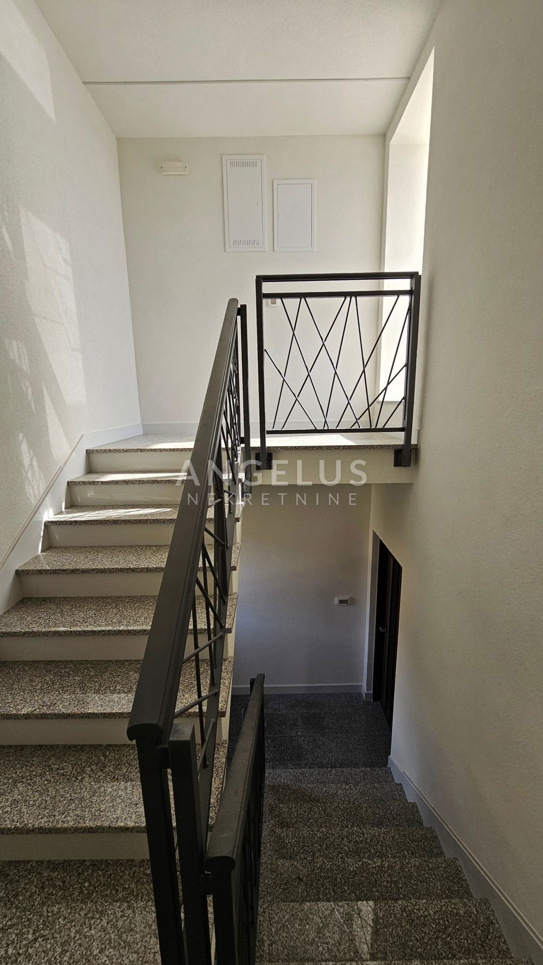Hrvaška, Kaštel Kambelovac - penthouse, strešna terasa, 2 parkirišče PRODAMO