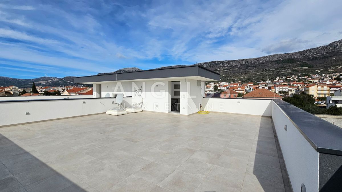 Hrvaška, Kaštel Kambelovac - penthouse, strešna terasa, 2 parkirišče PRODAMO
