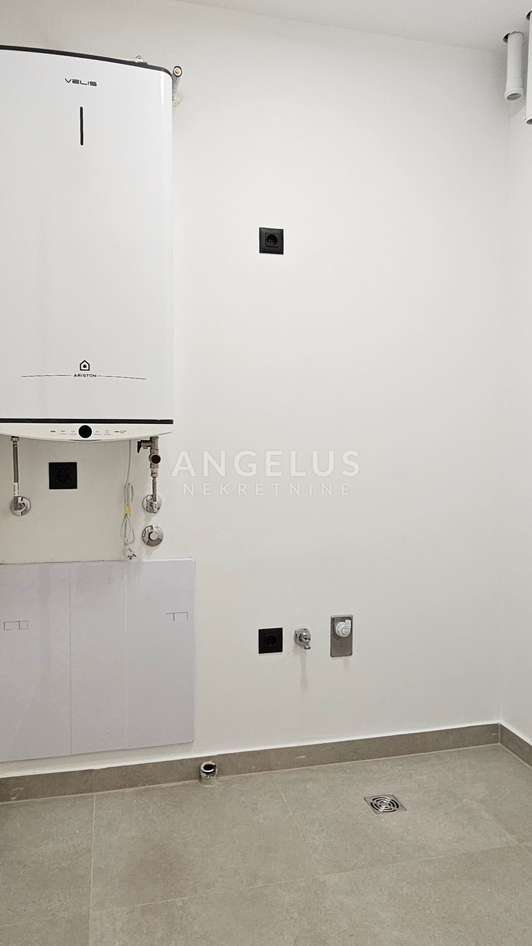 Hrvaška, Kaštel Kambelovac - penthouse, strešna terasa, 2 parkirišče PRODAMO