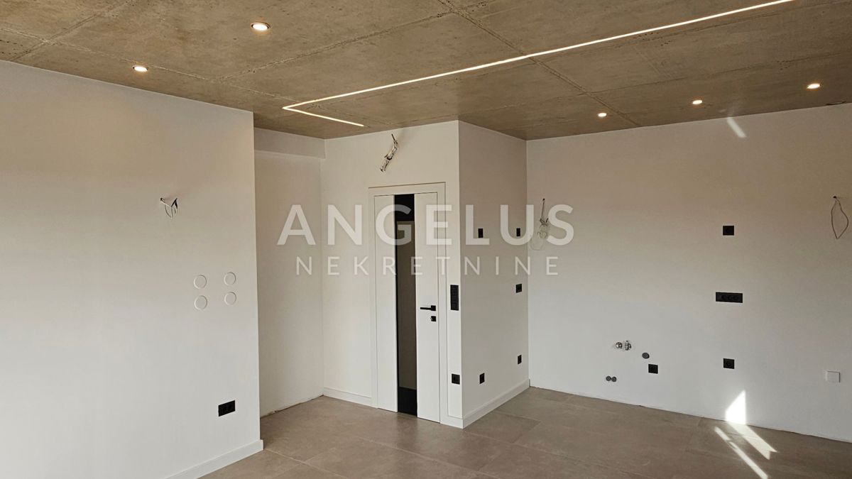 Hrvaška, Kaštel Kambelovac - penthouse, strešna terasa, 2 parkirišče PRODAMO