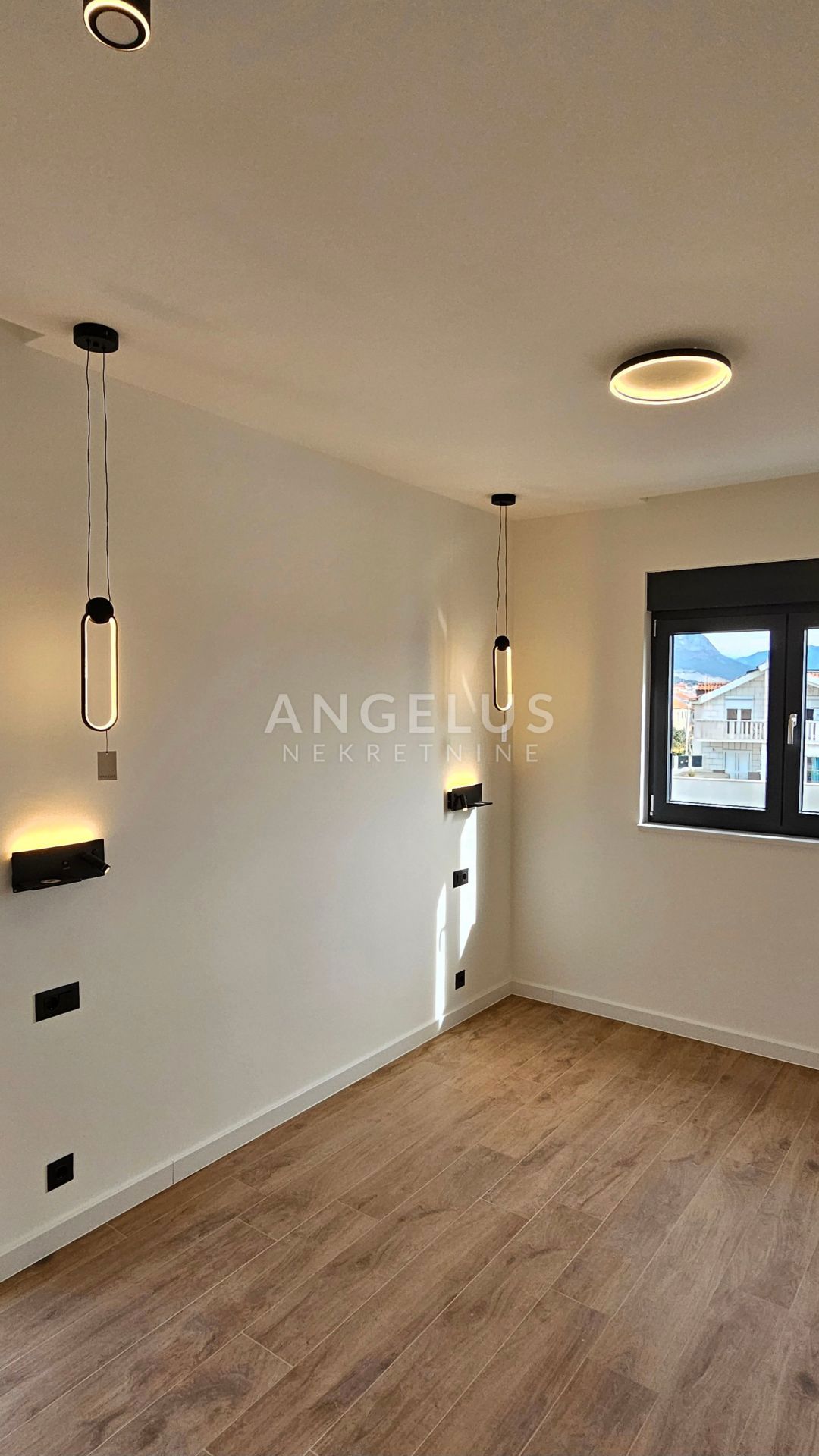 Hrvaška, Kaštel Kambelovac - penthouse, strešna terasa, 2 parkirišče PRODAMO