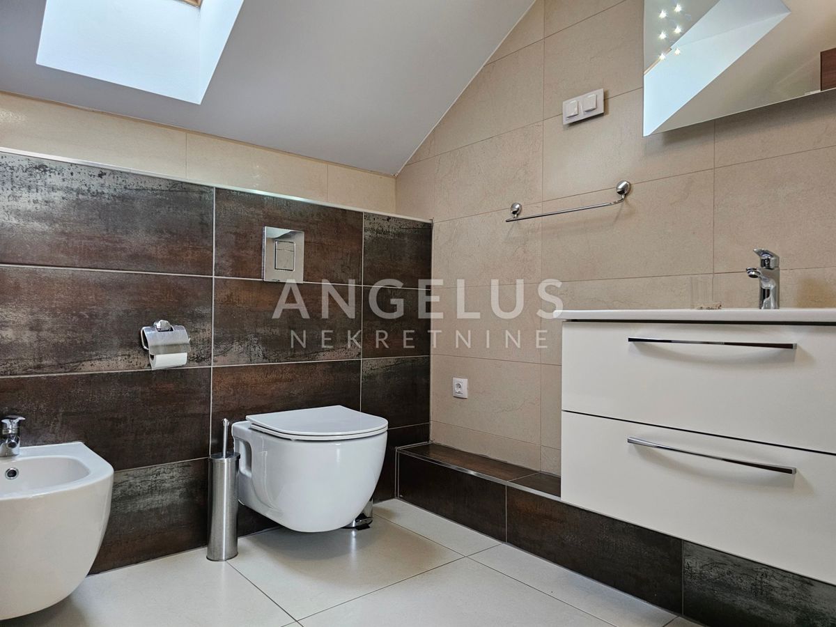 Podstrana Strožanac - dvosobno stanovanje s tremi spalnicami, 2 parkirni mesti