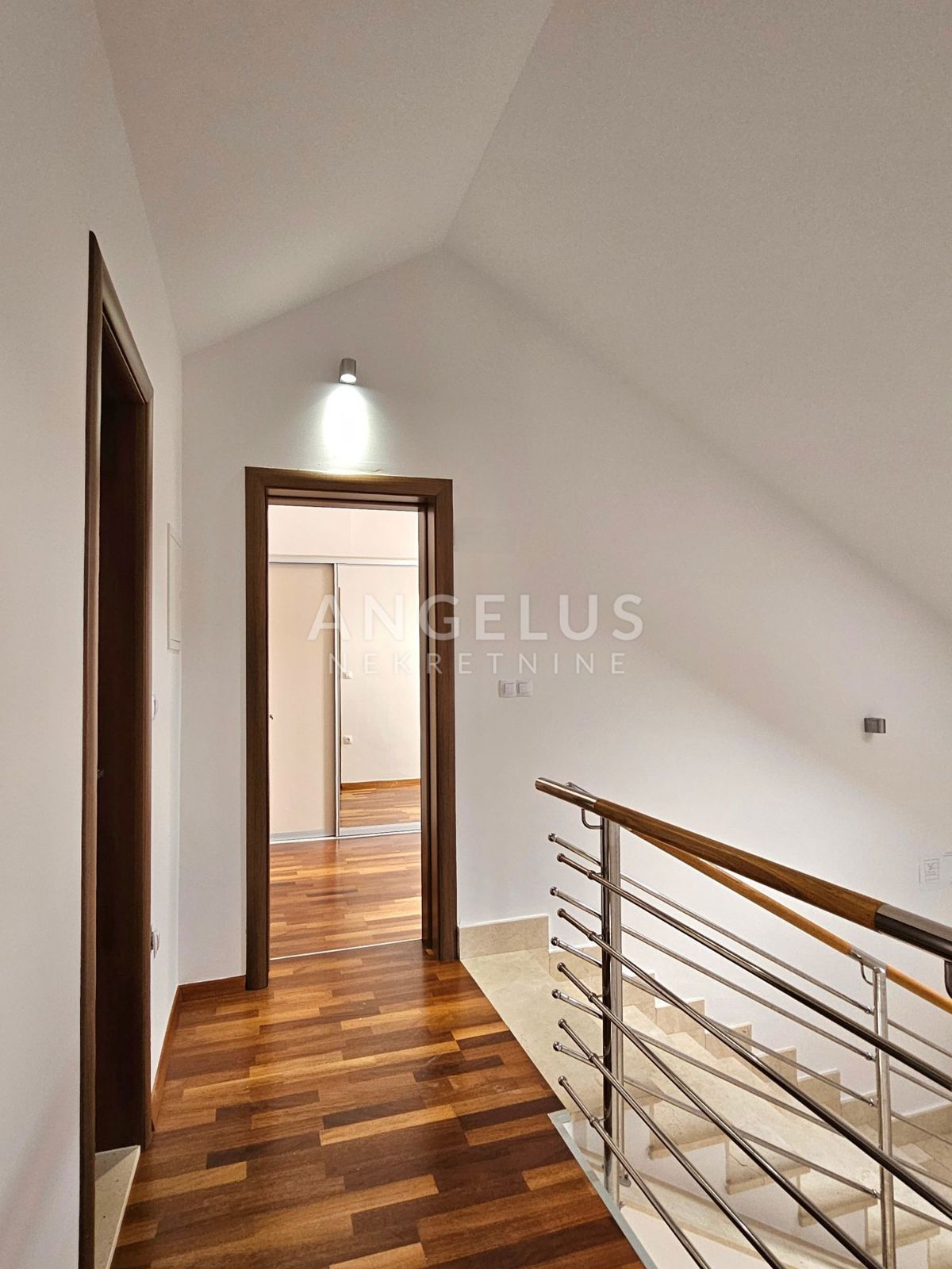 Podstrana Strožanac - dvosobno stanovanje s tremi spalnicami, 2 parkirni mesti