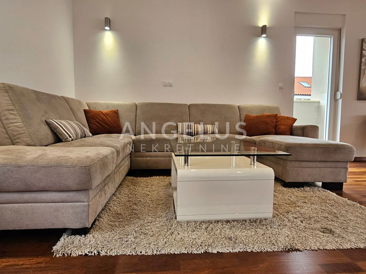 Podstrana Strožanac - dvosobno stanovanje s tremi spalnicami, 2 parkirni mesti