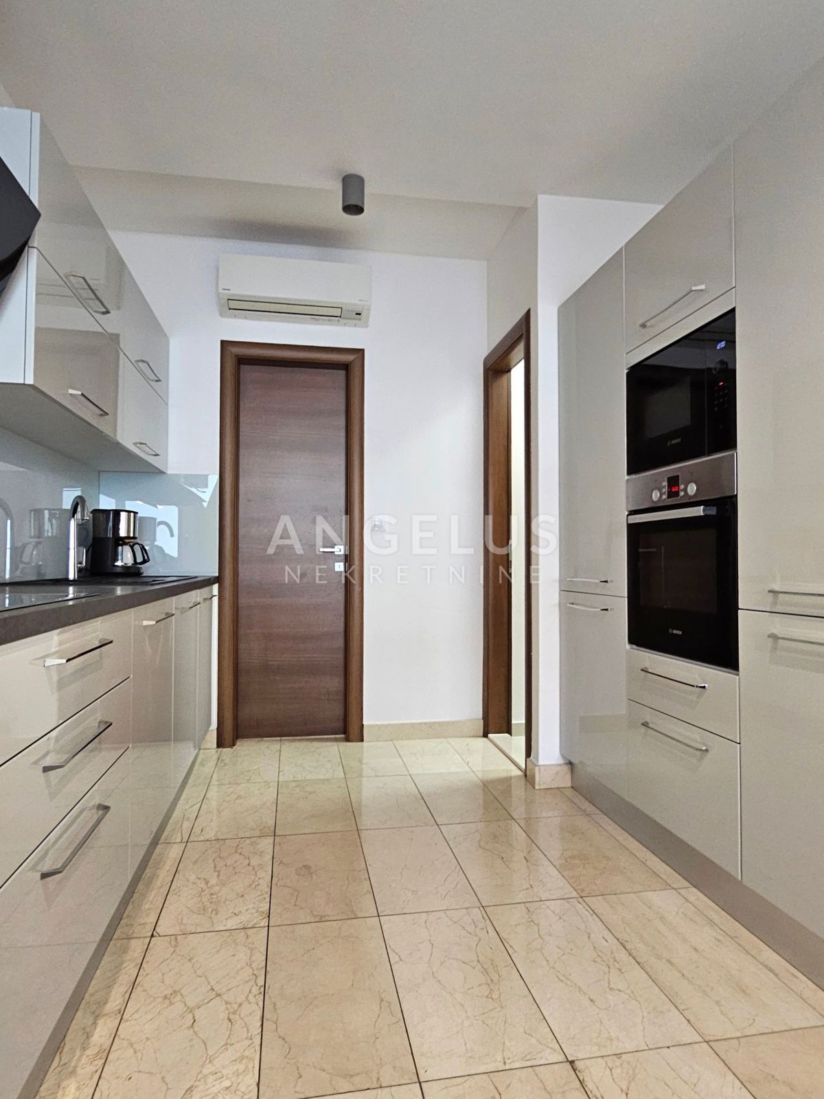 Podstrana Strožanac - dvosobno stanovanje s tremi spalnicami, 2 parkirni mesti