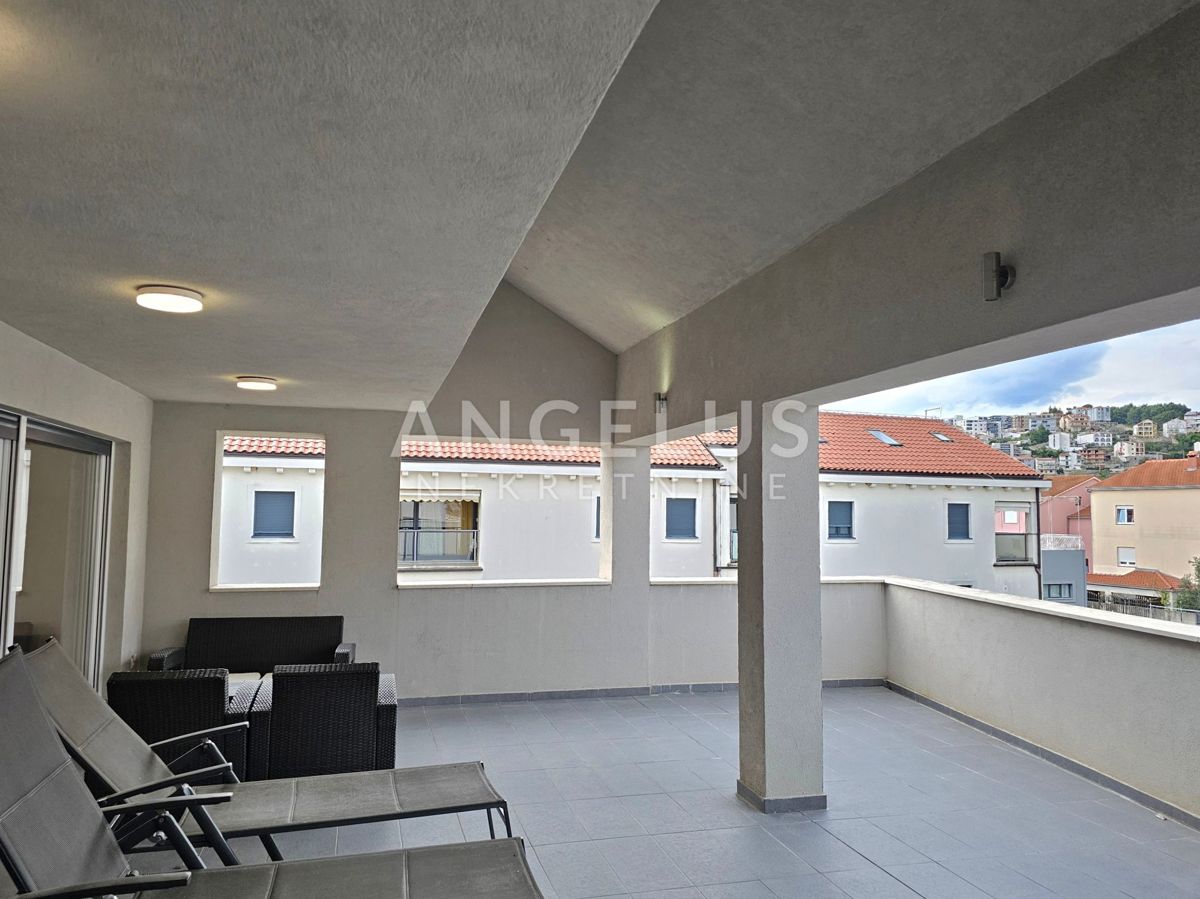 Podstrana Strožanac - dvosobno stanovanje s tremi spalnicami, 2 parkirni mesti