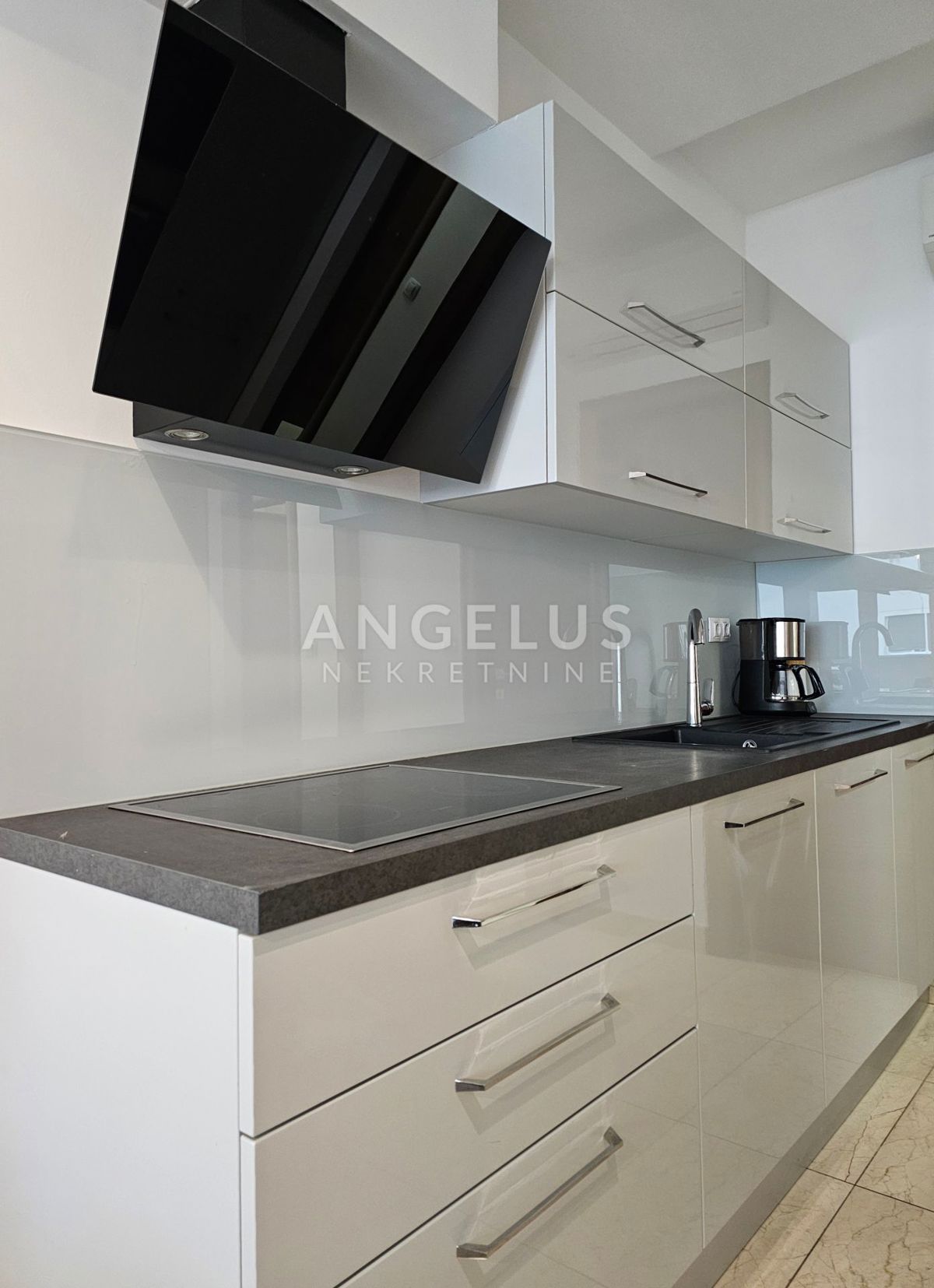 Podstrana Strožanac - dvosobno stanovanje s tremi spalnicami, 2 parkirni mesti