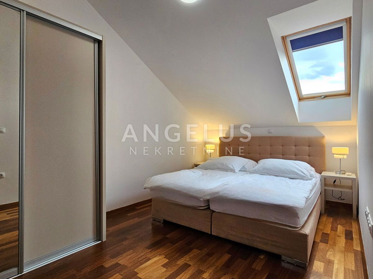 Podstrana Strožanac - dvosobno stanovanje s tremi spalnicami, 2 parkirni mesti