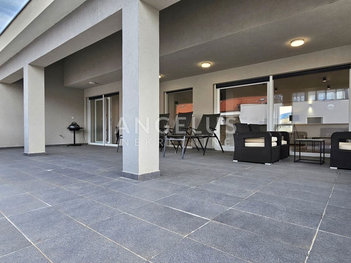 Podstrana Strožanac - dvosobno stanovanje s tremi spalnicami, 2 parkirni mesti